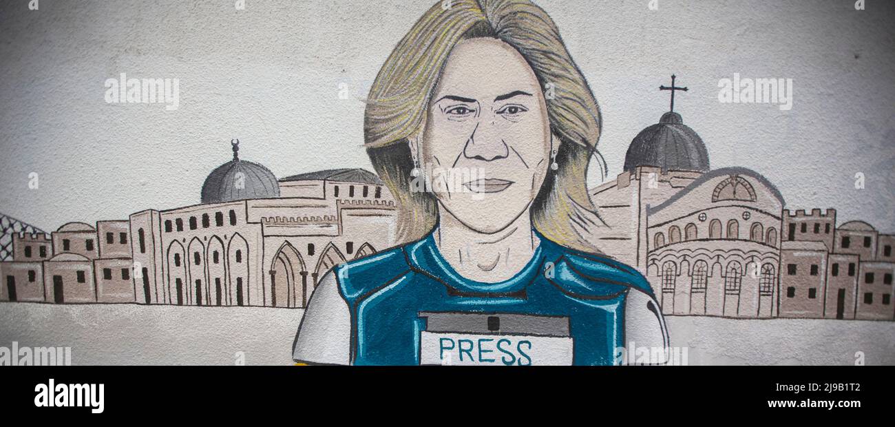 Des artistes palestiniens peignent une fresque pour le journaliste d'Al-Jazeera Shireen Abu Akleh à Khan Yunis, dans le sud de la bande de Gaza. Shireen Abu Akleh a été martyre le 11th 2022 mai lors de la prise de risque du camp de réfugiés de Jenin en Cisjordanie. Gaza, Palestine. Banque D'Images