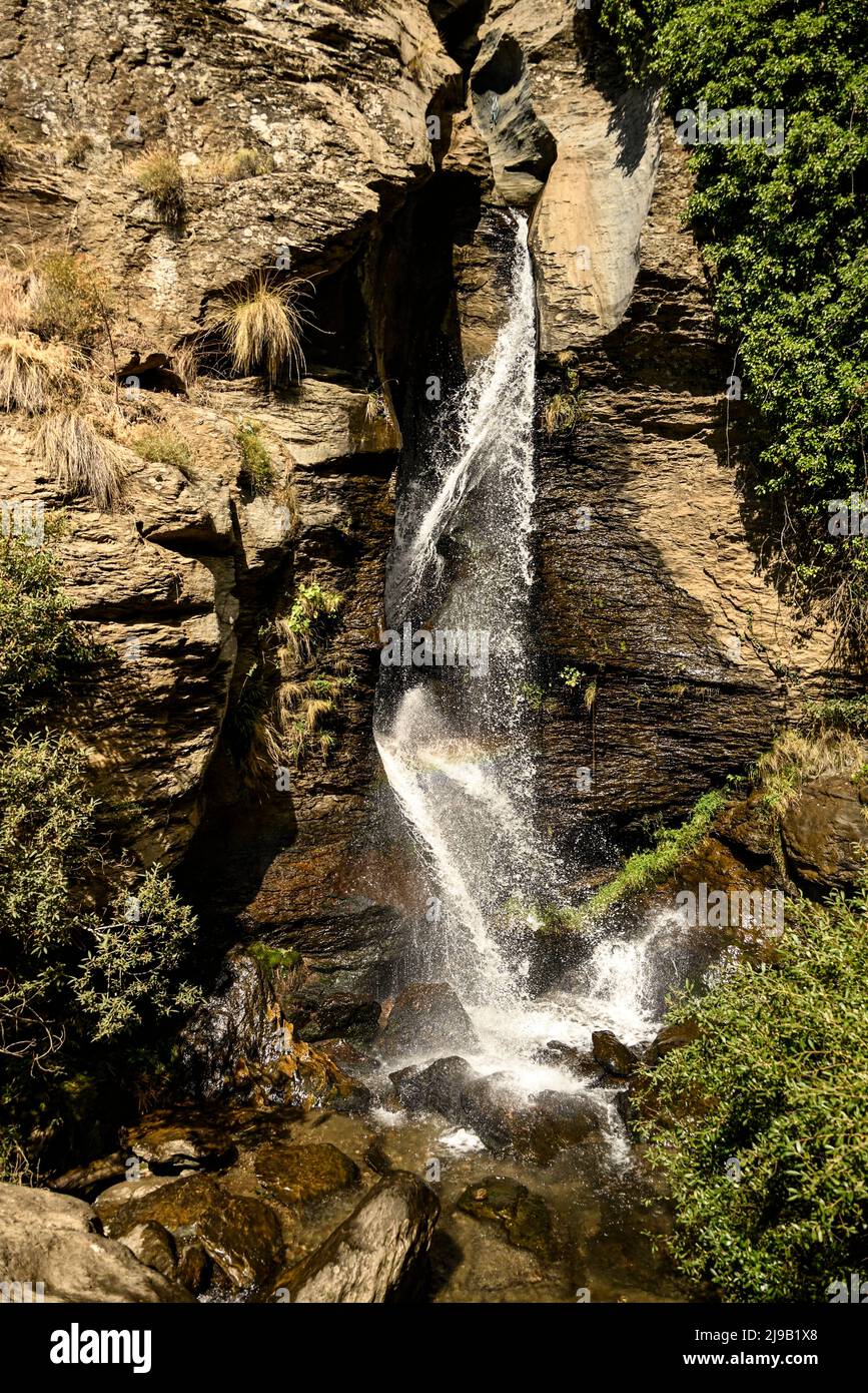 Vue rapprochée de la cascade Tajo Cortés dans le canyon Barranco de Bermejo au-dessus du village de Pórtugos, Las Alpujarras, Sierra Nevada, Espagne Banque D'Images