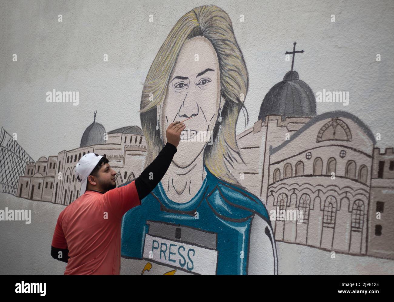 Des artistes palestiniens peignent une fresque pour le journaliste d'Al-Jazeera Shireen Abu Akleh à Khan Yunis, dans le sud de la bande de Gaza. Shireen Abu Akleh a été martyre le 11th 2022 mai lors de la prise de risque du camp de réfugiés de Jenin en Cisjordanie. Gaza, Palestine. Banque D'Images