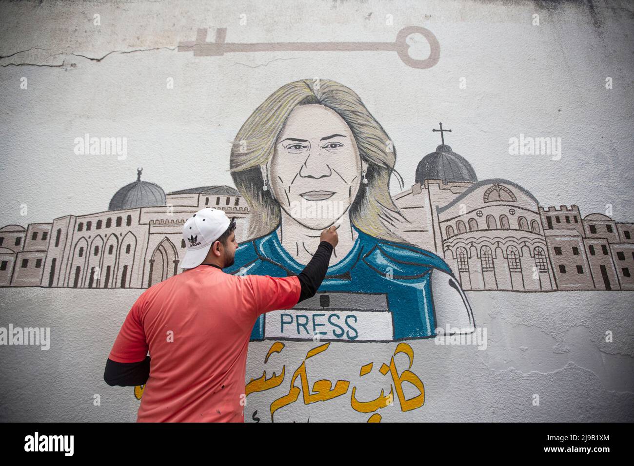 Des artistes palestiniens peignent une fresque pour le journaliste d'Al-Jazeera Shireen Abu Akleh à Khan Yunis, dans le sud de la bande de Gaza. Shireen Abu Akleh a été martyre le 11th 2022 mai lors de la prise de risque du camp de réfugiés de Jenin en Cisjordanie. Gaza, Palestine. Banque D'Images