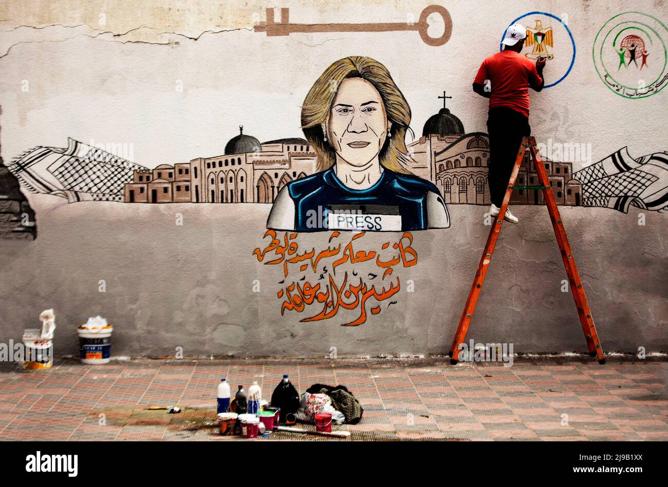 Des artistes palestiniens peignent une fresque pour le journaliste d'Al-Jazeera Shireen Abu Akleh à Khan Yunis, dans le sud de la bande de Gaza. Shireen Abu Akleh a été martyre le 11th 2022 mai lors de la prise de risque du camp de réfugiés de Jenin en Cisjordanie. Gaza, Palestine. Banque D'Images