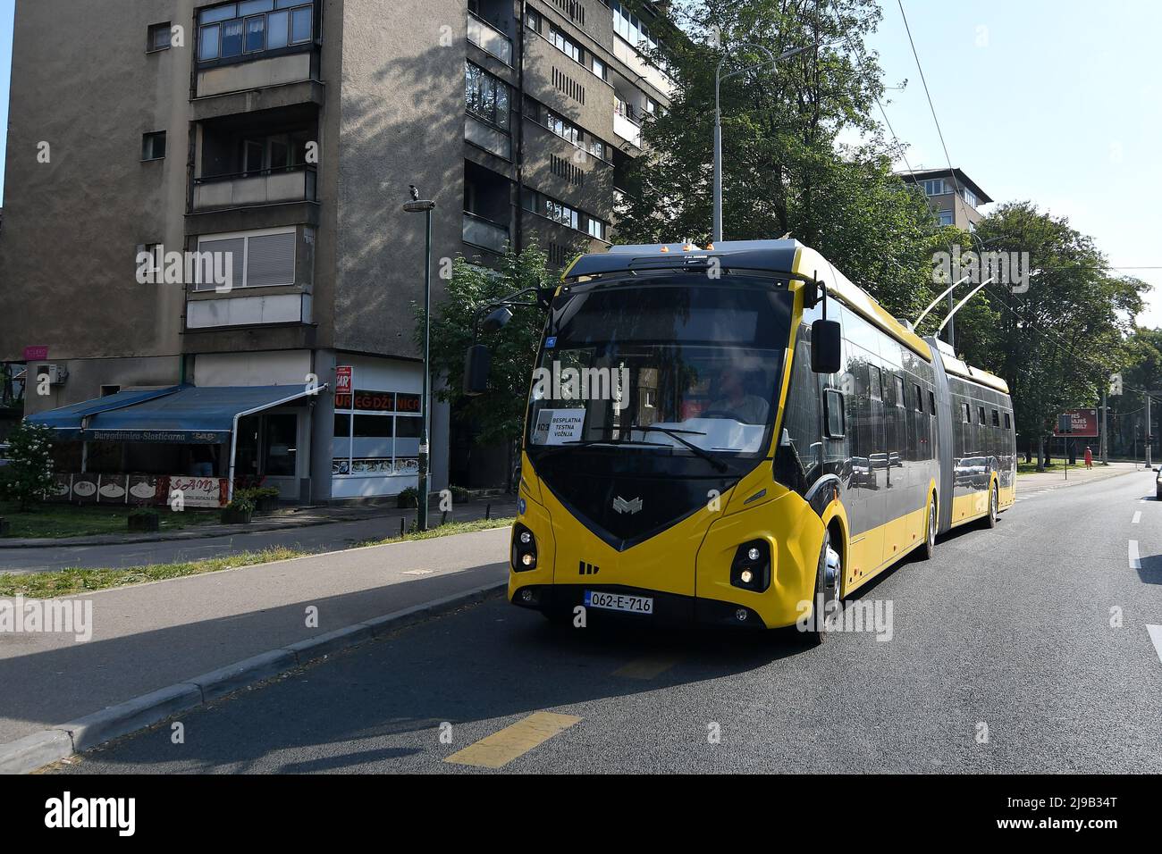 (220522) -- SARAJEVO, le 22 mai 2022 (Xinhua) -- Un nouveau trolleybus circule sur la route à Sarajevo, Bosnie-Herzégovine (BiH), le 21 mai 2022. De nouveaux trolleybus ont été ajoutés à la flotte de véhicules du fournisseur de transport public de Sarajevo, la capitale de la Bosnie-Herzégovine (Bosnie-Herzégovine). Le gouvernement du canton de Sarajevo a déclaré dimanche que jusqu'en juin 6, les navetteurs bénéficieront de tours gratuits sur les nouveaux bus électriques. Les nouveaux trolleybus sont équipés d'un système de billetterie et de comptage de passagers à la pointe de la technologie et permettront aux personnes en fauteuil roulant d'y accéder facilement. Ils le seront également Banque D'Images