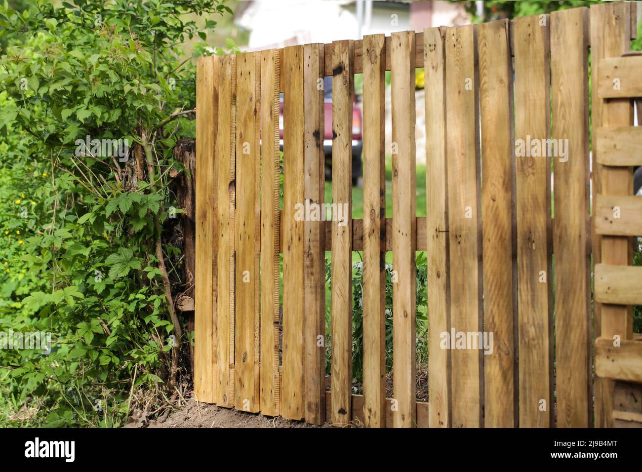 Clôture rustique faite de vieilles palettes en bois recyclé Banque D'Images