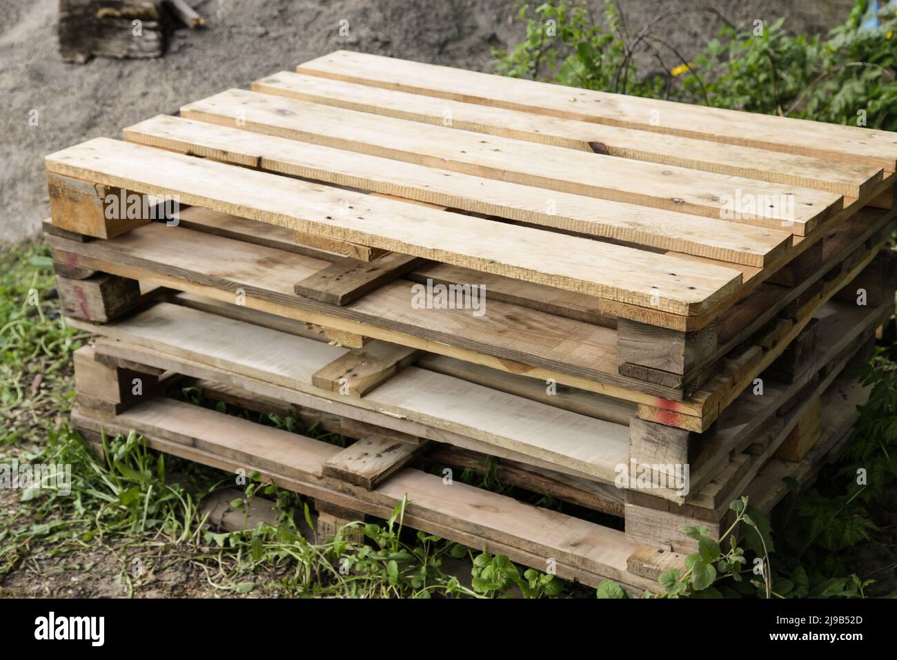 Palettes d'expédition en bois à l'extérieur. Piles de palettes de fret de type euro. Banque D'Images