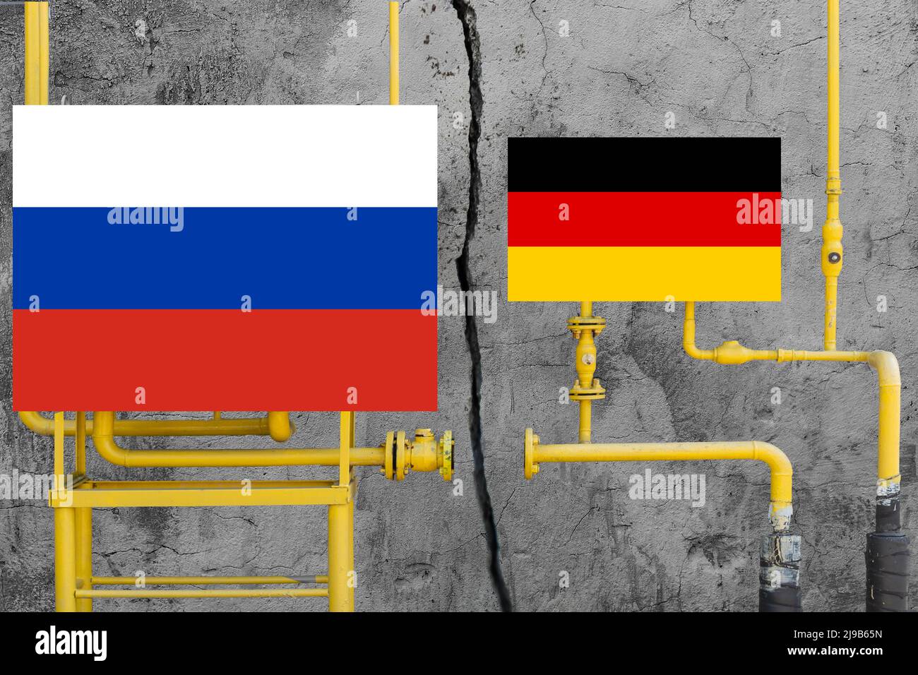 Station-service avec drapeau russe et allemand. Concept d'approvisionnement en gaz Banque D'Images
