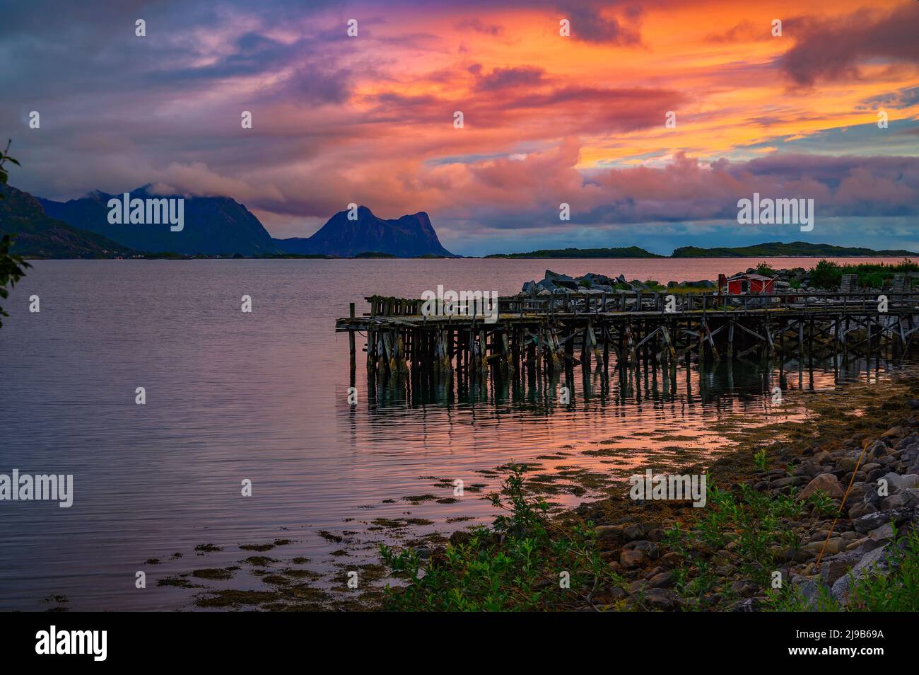 Coucher de soleil coloré sur une jetée en bois sur l'île Senja en Norvège Banque D'Images