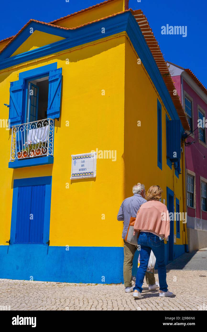 Aveiro, Portugal - 21.05.2022: Maison typique du portugal multicolore jaune et bleu Banque D'Images