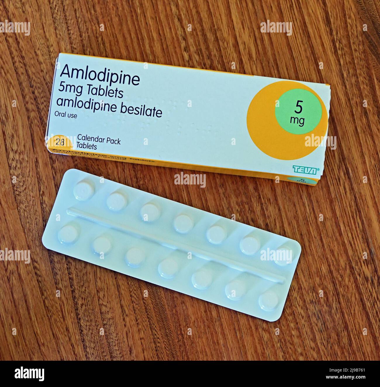 Boîte de Teva Amlodipine 5mg comprimés. Amlodipine bésilate voie orale. Pack calendrier 28 tablettes. Banque D'Images