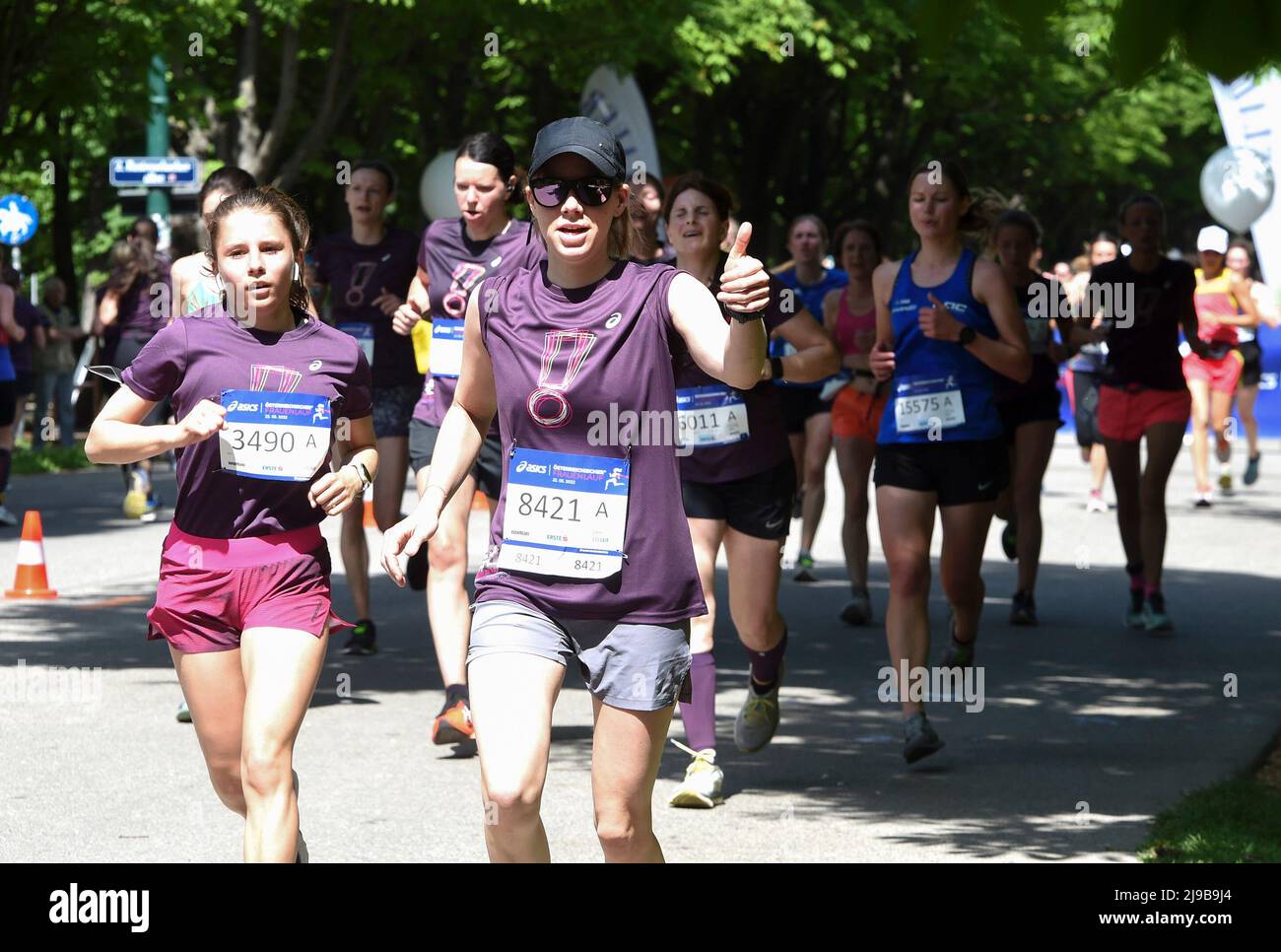 (220522) -- VIENNE, le 22 mai 2022 (Xinhua) -- les coureurs participent à la course de la Femme autrichienne à Vienne, Autriche, le 22 mai 2022. (Xinhua/Guo Chen) Banque D'Images