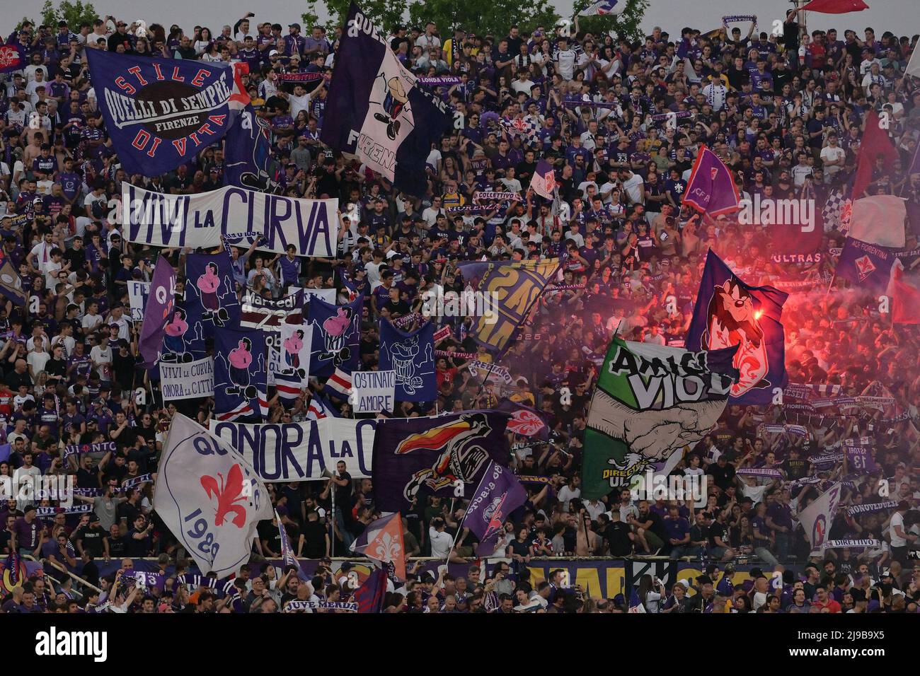 Foto Alfredo Falcone / LaPresse21/05/2022 Firenze, ItaliaSport CalcioFiorentina-Juventus - Campionato di Calcio Serie A 2021/2022 - Stadio Artemio Franchi di FirenzeNella foto: TifosiPhotophoto Alfredo Falcone / LaPresse21/05/2022 Florence, ItalySport Fiorentina-Juventus - championnat d'Italie de football de Florence - socencio Flora 2021/2022 Banque D'Images