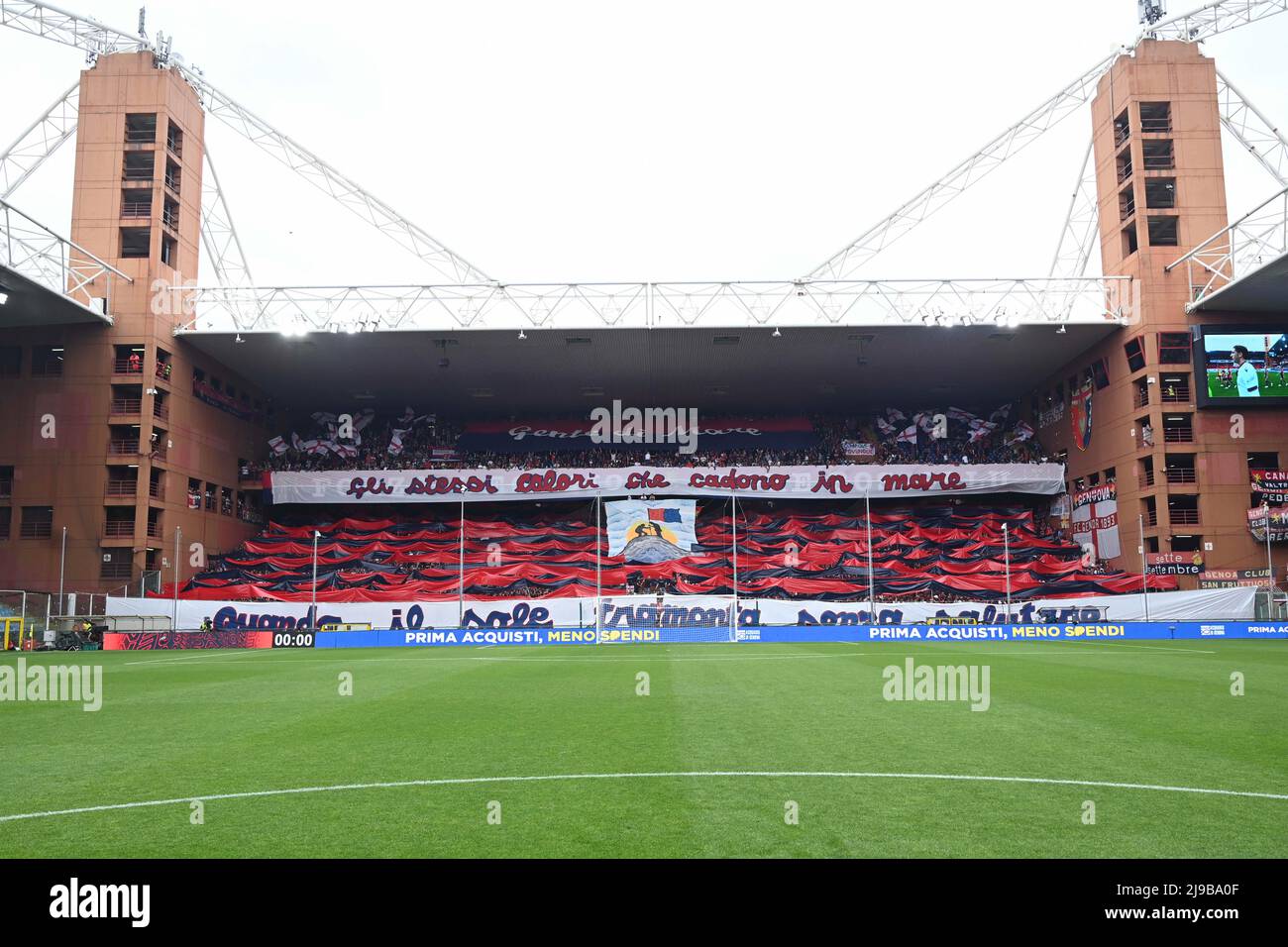 Foto Tano Pecoraro/Lapresse 21 Maggio 2022 - Genova, Italia Sport, CalcioGênes vs Bologne - Campionato italiano di calcio série A TIM 2021/2022 - Stadio Luigi FerrarisNella foto: Coreografia tifosi GenoaPhoto Tano Pecoraro/Lapresse 21 mai 2022 - Gênes, Italie Sport, Soccer Gênes vs Bologne - Championnat italien de football série A 2021/2022 - Luigi Ferraris StadiumDans la photo: Chorégraphie supporters de Gênes Banque D'Images