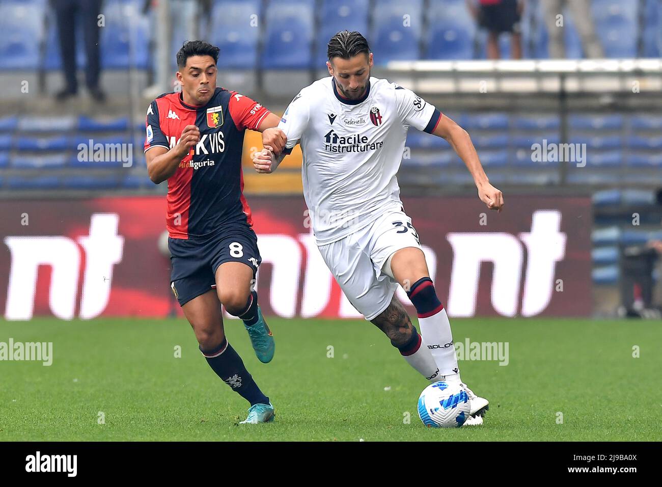 Foto Tano Pecoraro/Lapresse 21 Maggio 2022 - Genova, Italia Sport, CalcioGênes vs Bologne - Campionato italiano di calcio série A TIM 2021/2022 - Stadio Luigi FerrarisNella foto: amiri, dijcksPhoto Tano Pecoraro/Lapresse 21 mai 2022 - Gênes, Italie Sport, football Gênes vs Bologne - série italienne Championnat De football 2021/2022 - Luigi Ferraris StadiumDans la photo: amiri, dijcks Banque D'Images