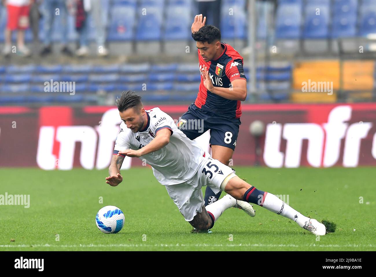 Foto Tano Pecoraro/Lapresse 21 Maggio 2022 - Genova, Italia Sport, CalcioGênes vs Bologne - Campionato italiano di calcio série A TIM 2021/2022 - Stadio Luigi FerrarisNella foto: amiri, dijcksPhoto Tano Pecoraro/Lapresse 21 mai 2022 - Gênes, Italie Sport, football Gênes vs Bologne - série italienne Championnat De football 2021/2022 - Luigi Ferraris StadiumDans la photo: amiri, dijcks Banque D'Images