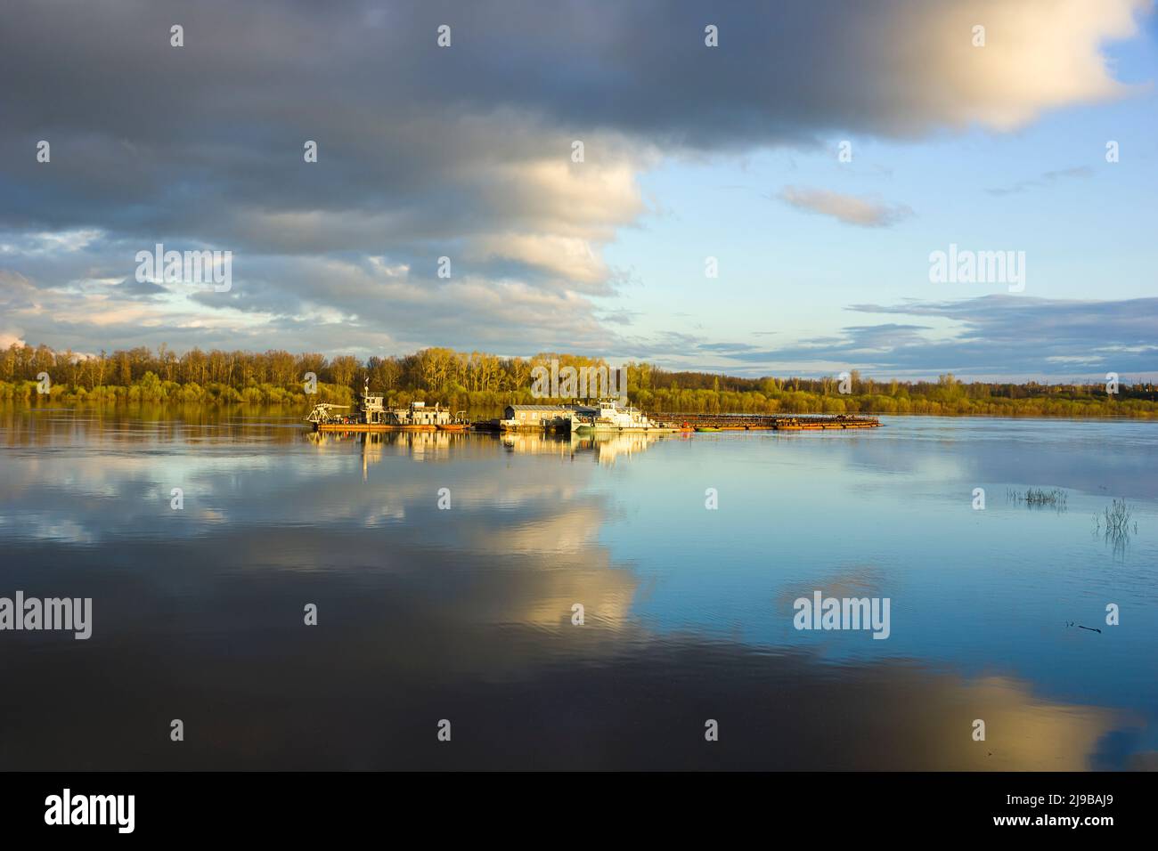 beau paysage printemps rivière soir beaux nuages le début de la navigation travail sur l'approfondissement du fond des bateaux de la rivière Banque D'Images