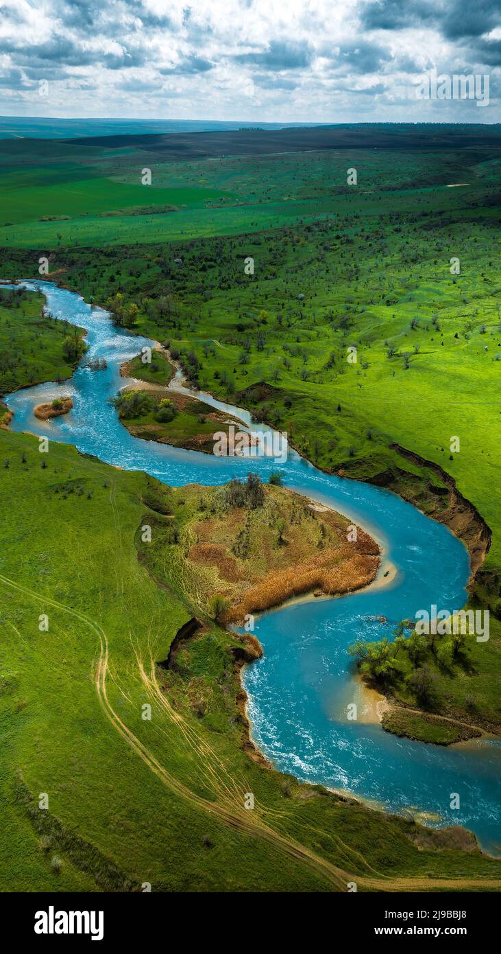 Paysage d'été vue aérienne de la rivière sinueuse dans la belle vallée au coucher du soleil Banque D'Images