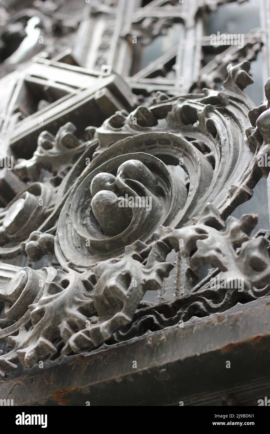 Des détails fantastiques et charmants d'éléments architecturaux décoratifs en fonte d'antan. Banque D'Images