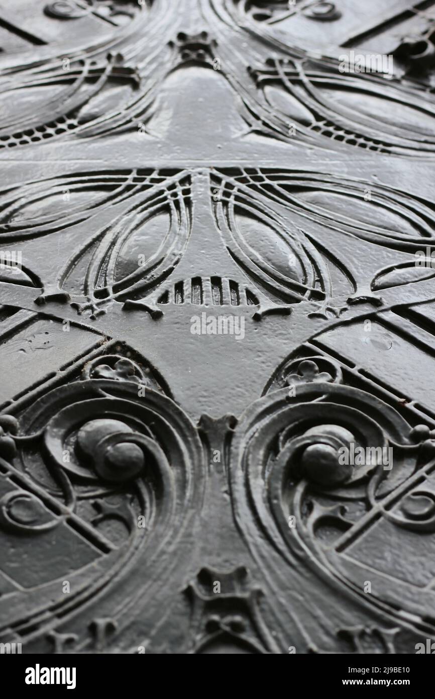 Des détails fantastiques et charmants d'éléments architecturaux décoratifs en fonte d'antan. Banque D'Images
