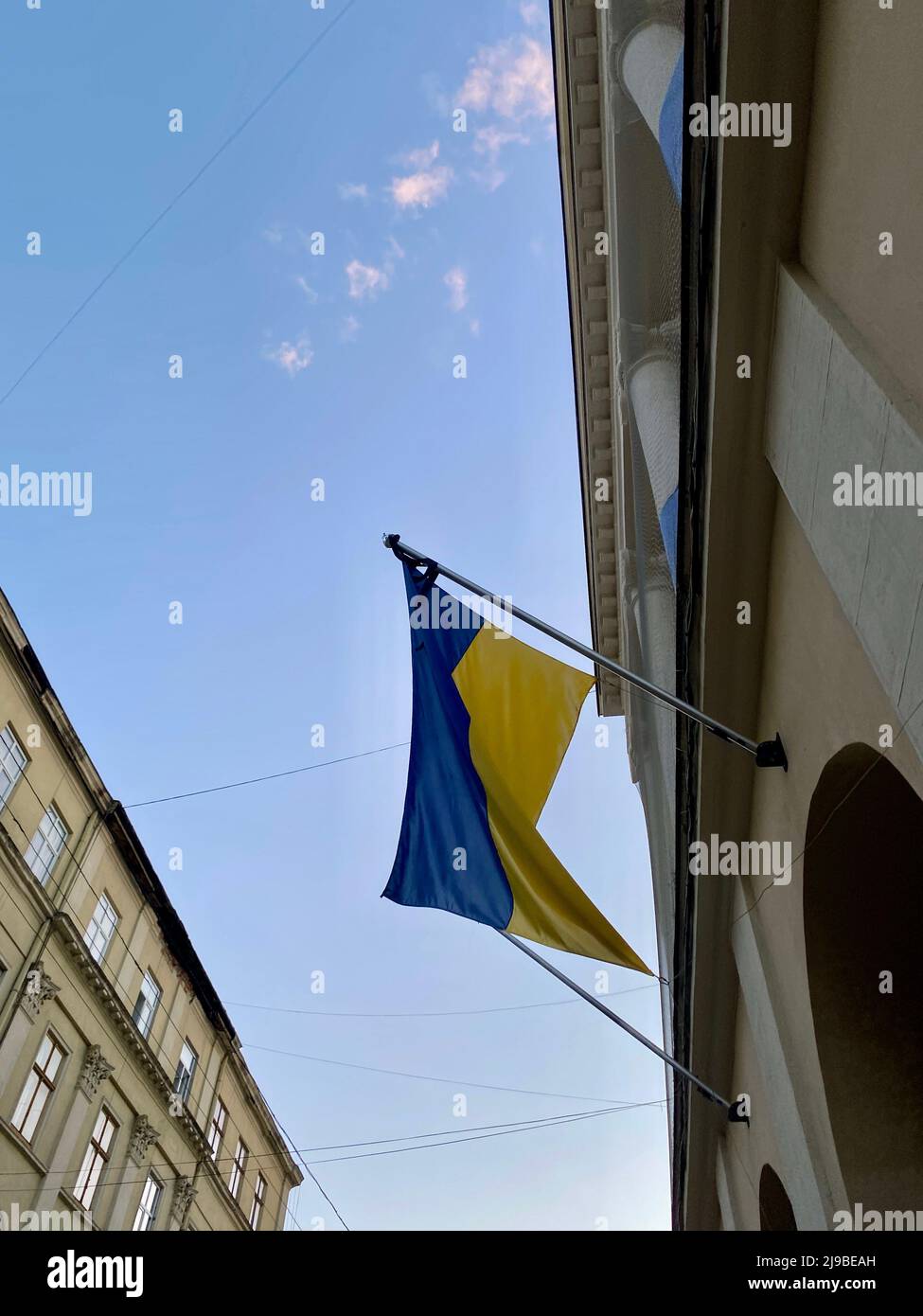Drapeau ukrainien sur la façade d'un ancien bâtiment à Lviv Banque D'Images