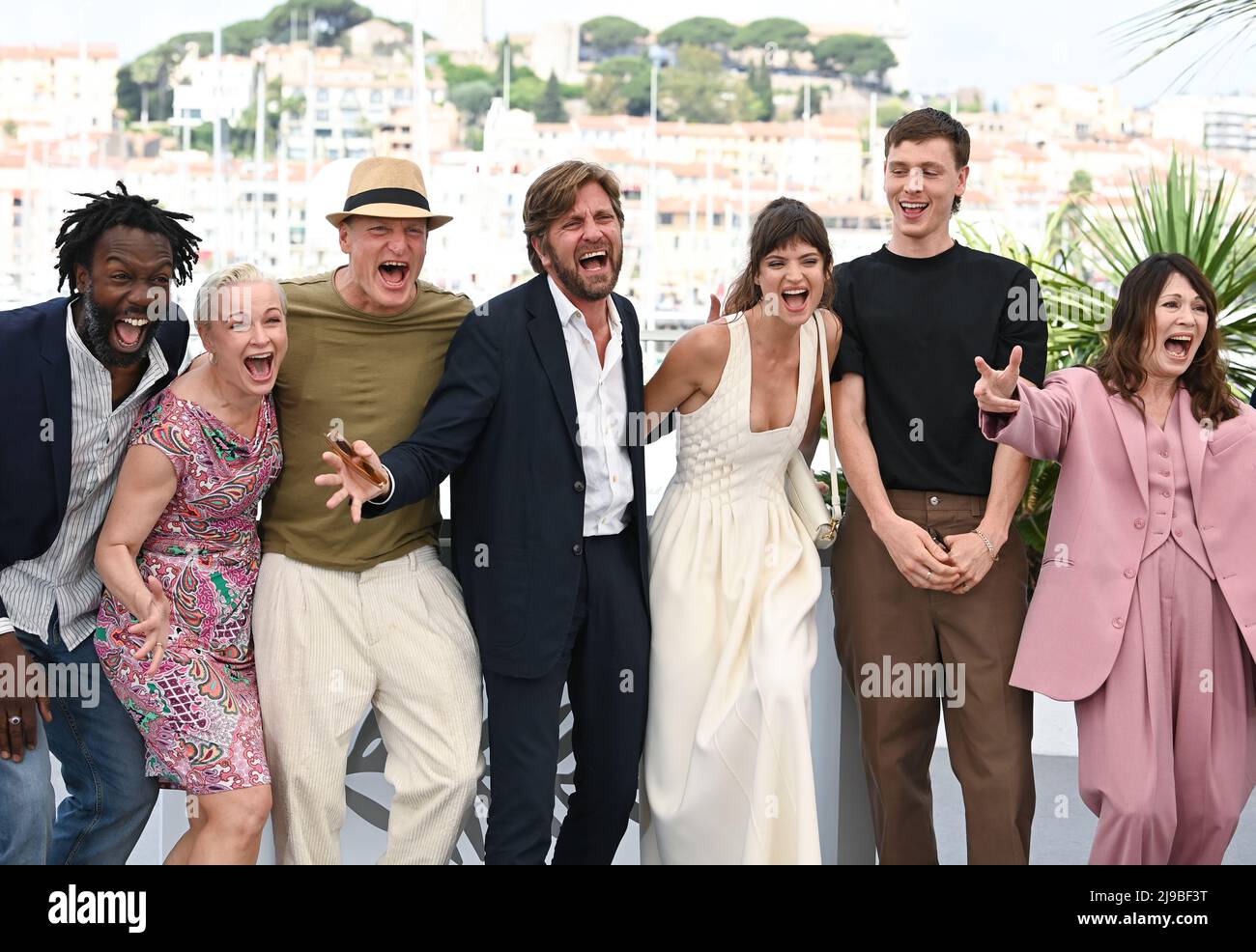 22nd mai 2022. Cannes, France. Woody Harrelson, Harris Dickinson, Charlbi Dean, Ruben Ostlund, Vicki Berlin, Iris Berben et Jean-Christophe Folly assistent à la photo Triangle de la tristesse, dans le cadre du Festival de Cannes 75th, Palais de Festival, Cannes. Crédit : Doug Peters/EMPICS/Alamy Live News Banque D'Images