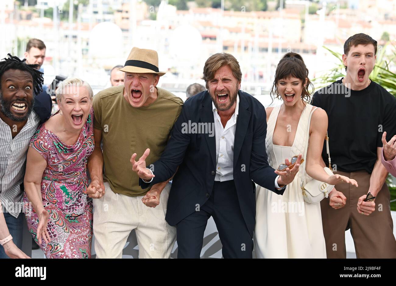 22nd mai 2022. Cannes, France. Woody Harrelson, Harris Dickinson, Charlbi Dean, Ruben Ostlund, Vicki Berlin et Jean-Christophe Folly assistent à la photo Triangle de la tristesse, qui fait partie du Festival de Cannes 75th, Palais de Festival, Cannes. Crédit : Doug Peters/EMPICS/Alamy Live News Banque D'Images