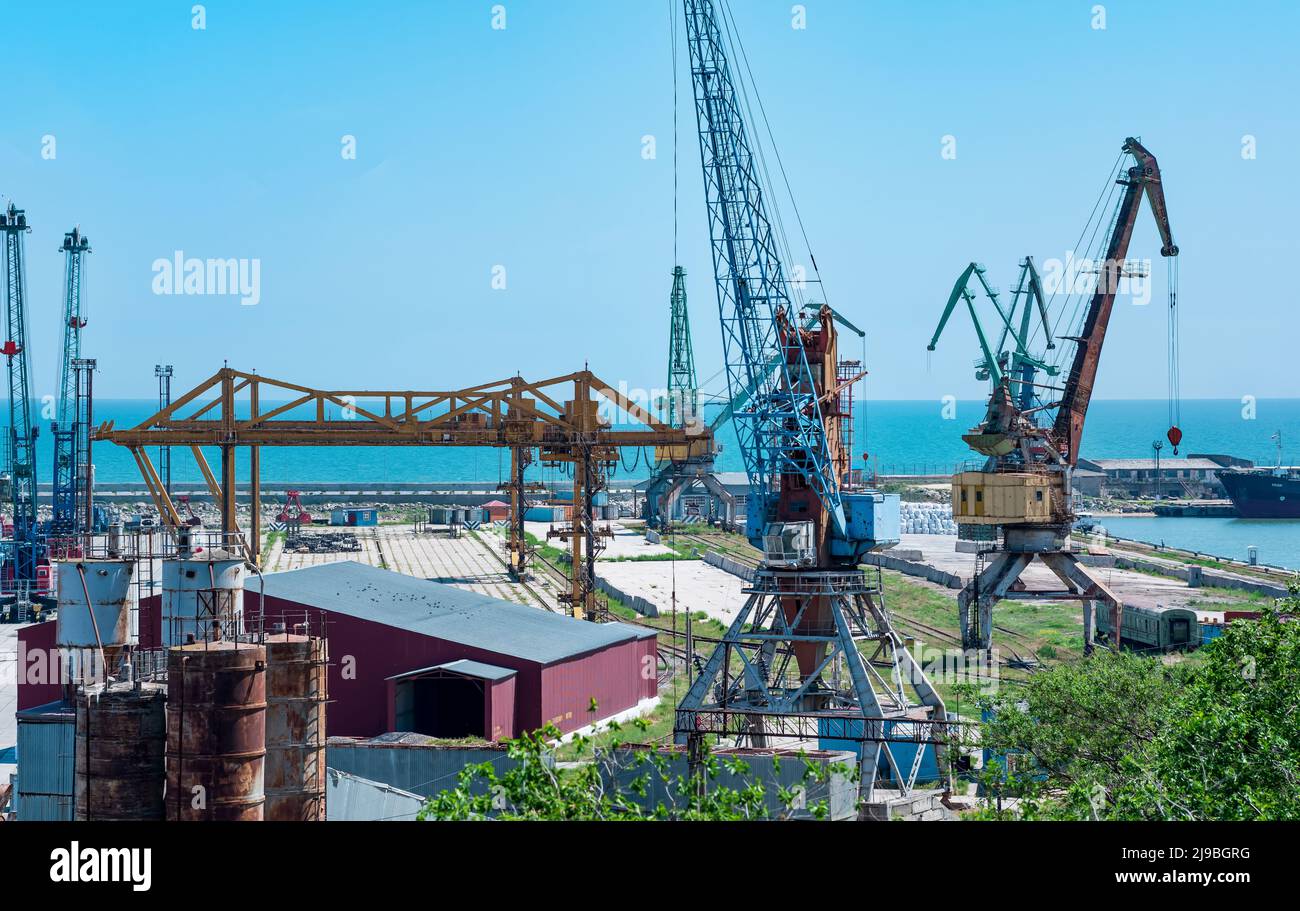 port de chargement presque vide avec grues Banque D'Images
