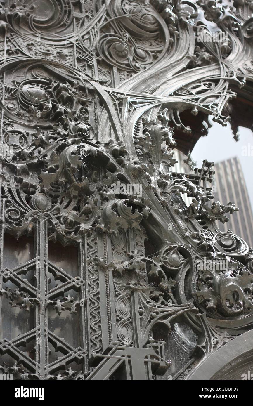 Des détails fantastiques et charmants d'éléments architecturaux décoratifs en fonte d'antan. Banque D'Images