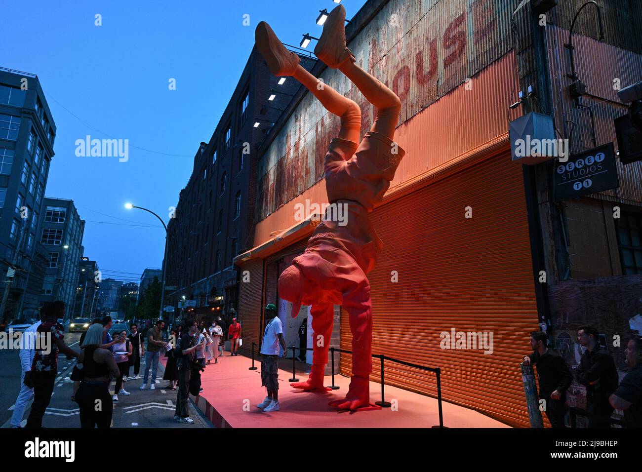 L'exposition Louis Vuitton et Nike « Air Force 1 » de Virgile Abloh présentée à l'entrepôt du terminal Greenpoint à Brooklyn le 21 mai 2022 à New Banque D'Images