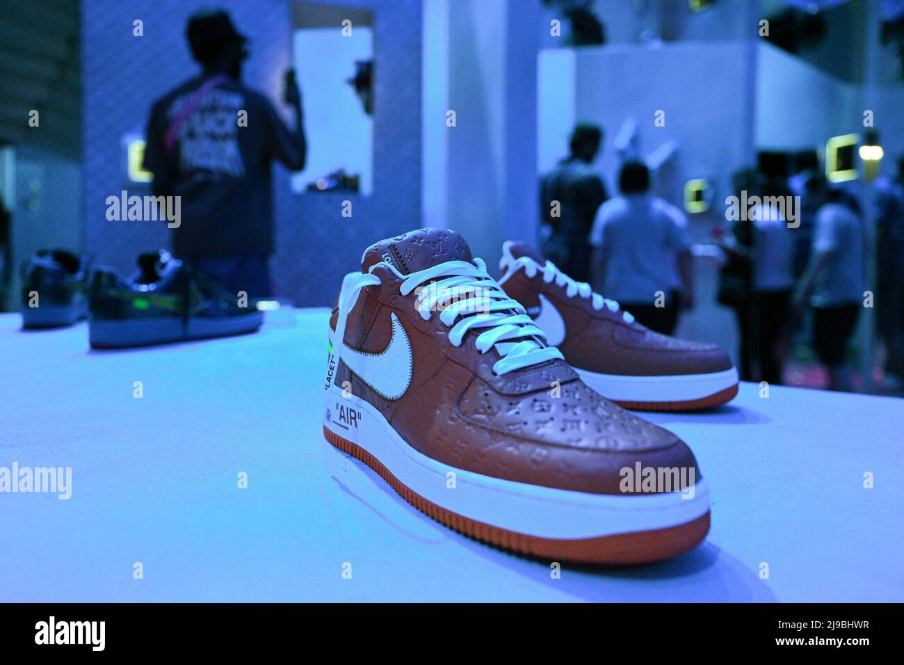 L'exposition Louis Vuitton et Nike « Air Force 1 » de Virgile Abloh présentée à l'entrepôt du terminal Greenpoint à Brooklyn le 21 mai 2022 à New Banque D'Images