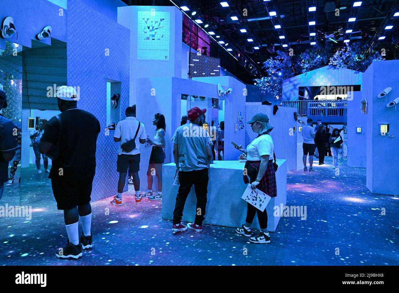 L'exposition Louis Vuitton et Nike « Air Force 1 » de Virgile Abloh présentée à l'entrepôt du terminal Greenpoint à Brooklyn le 21 mai 2022 à New Banque D'Images