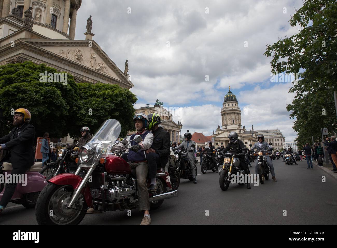 Berlin, Allemagne. 22nd mai 2022. Le Distinguished Gentleman's Ride est un événement mondial de moto qui permet de recueillir des fonds et de sensibiliser les gens à la recherche sur le cancer de la prostate et aux programmes de santé mentale des hommes. À Berlin, le trajet a commencé à Gendarmenmarkt le 22 mai 2022. (Credit image: © Michael Kuenne/PRESSCOV via ZUMA Press Wire) Banque D'Images