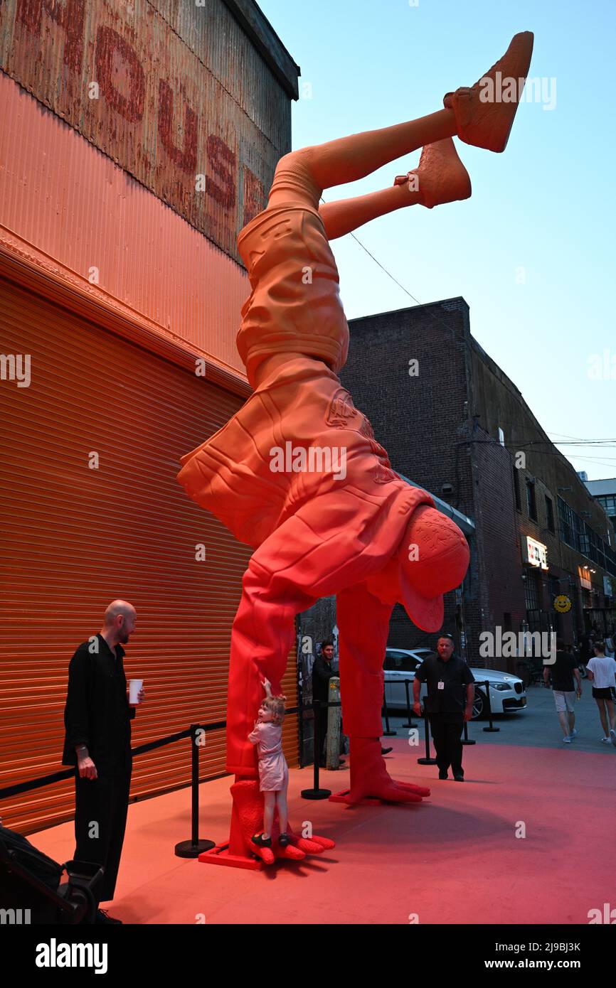 L'exposition Louis Vuitton et Nike « Air Force 1 » de Virgile Abloh présentée à l'entrepôt du terminal Greenpoint à Brooklyn le 21 mai 2022 à New Banque D'Images