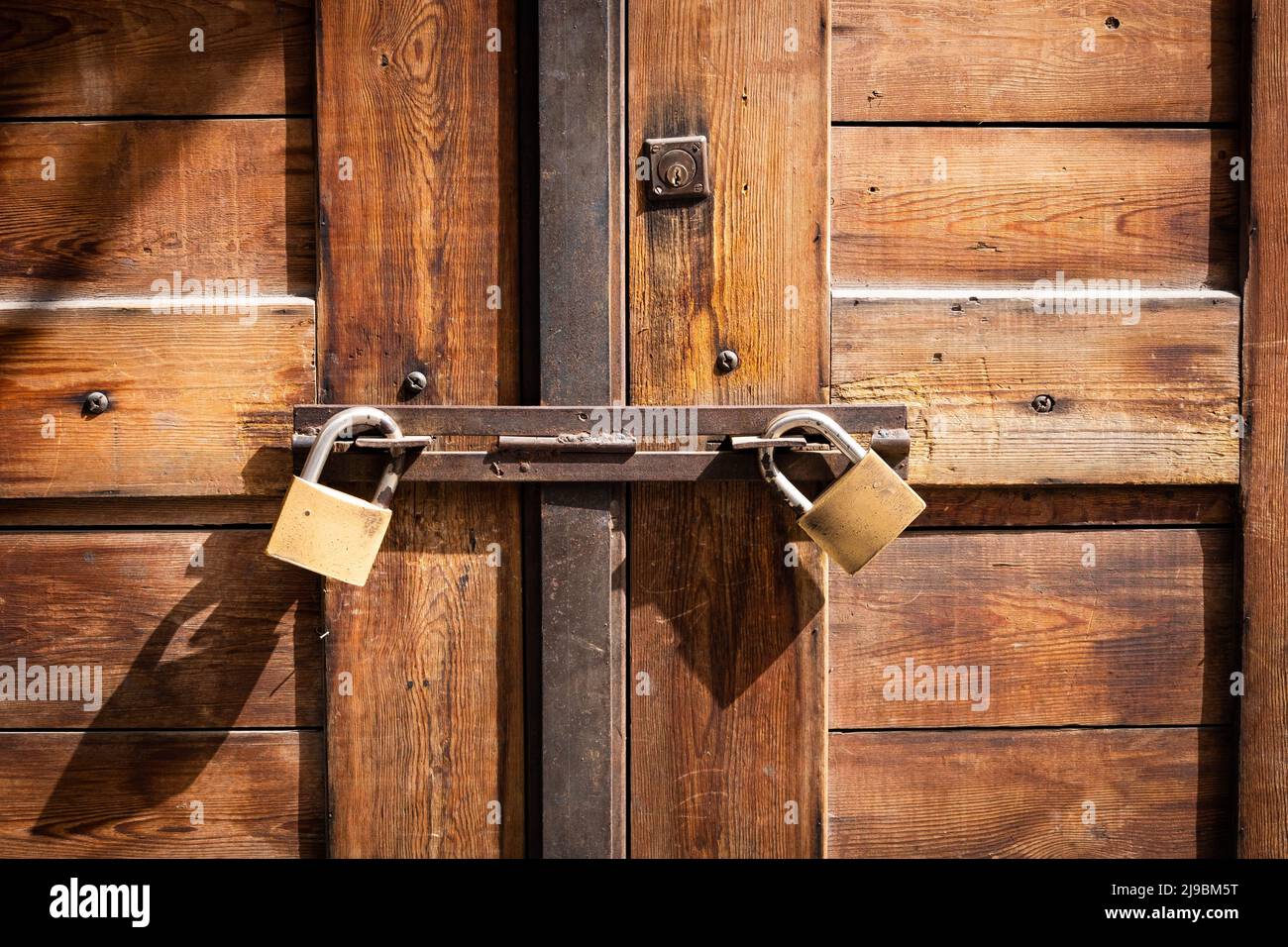 porte en bois verrouillée avec deux cadenas, magasin fermé Photo Stock -  Alamy