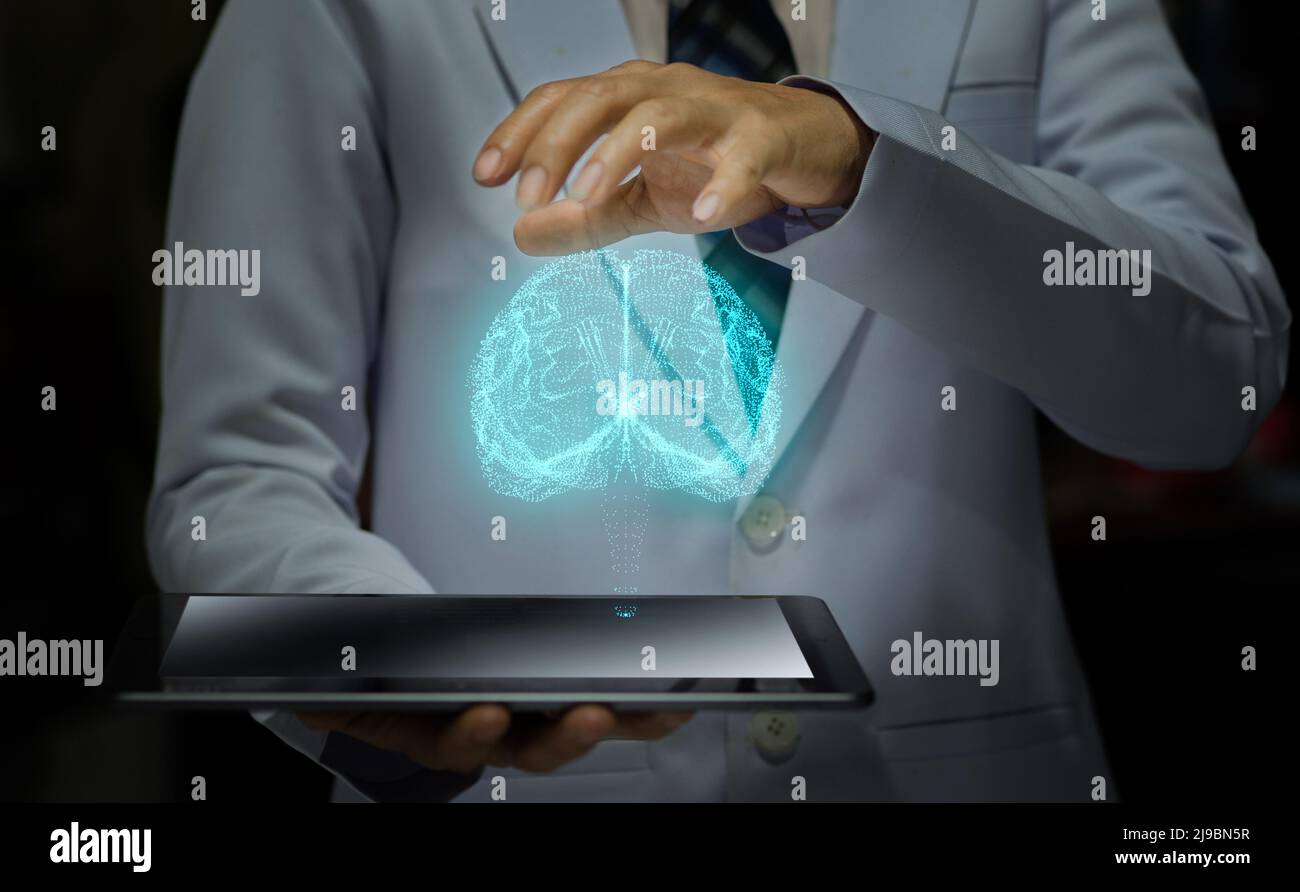 femme médecin tenant un appareil intelligent avec un hologramme futuriste, un modèle cérébral futuriste et un concept médical moderne Banque D'Images