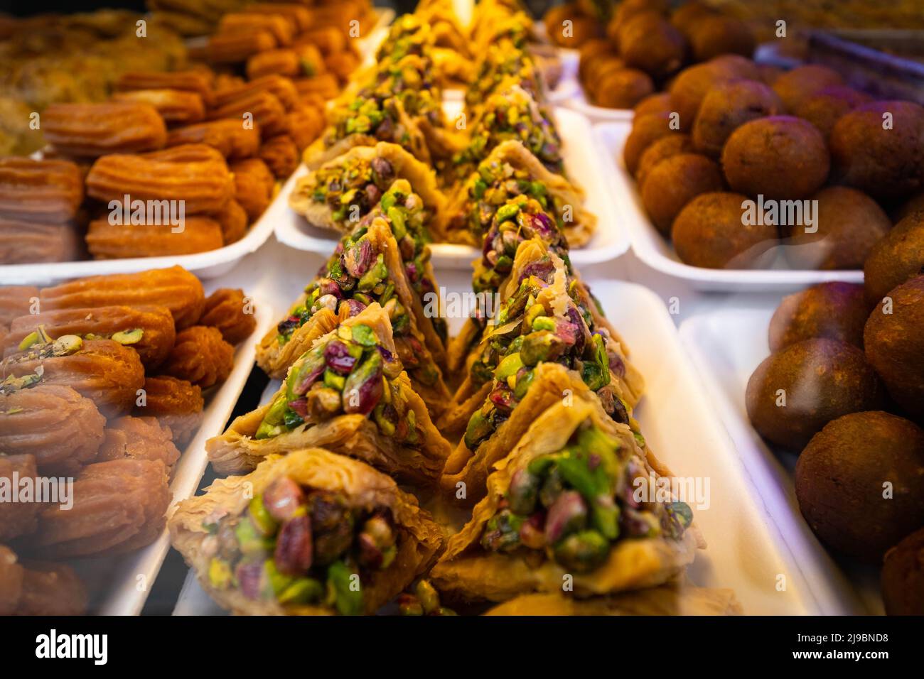Bonbons arabes avec pistache en gros plan Banque D'Images