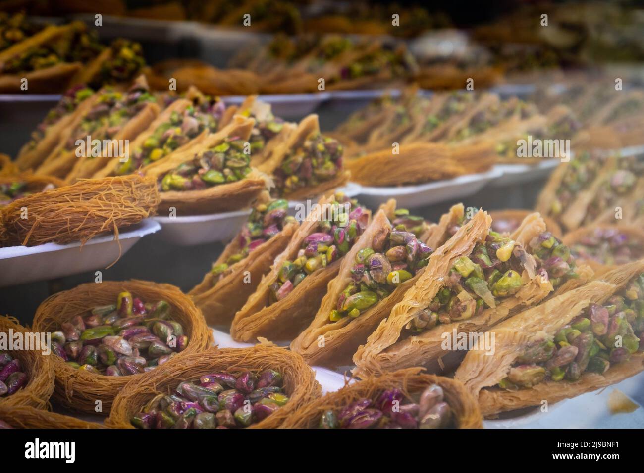 Bonbons arabes avec pistache en vitrine Banque D'Images
