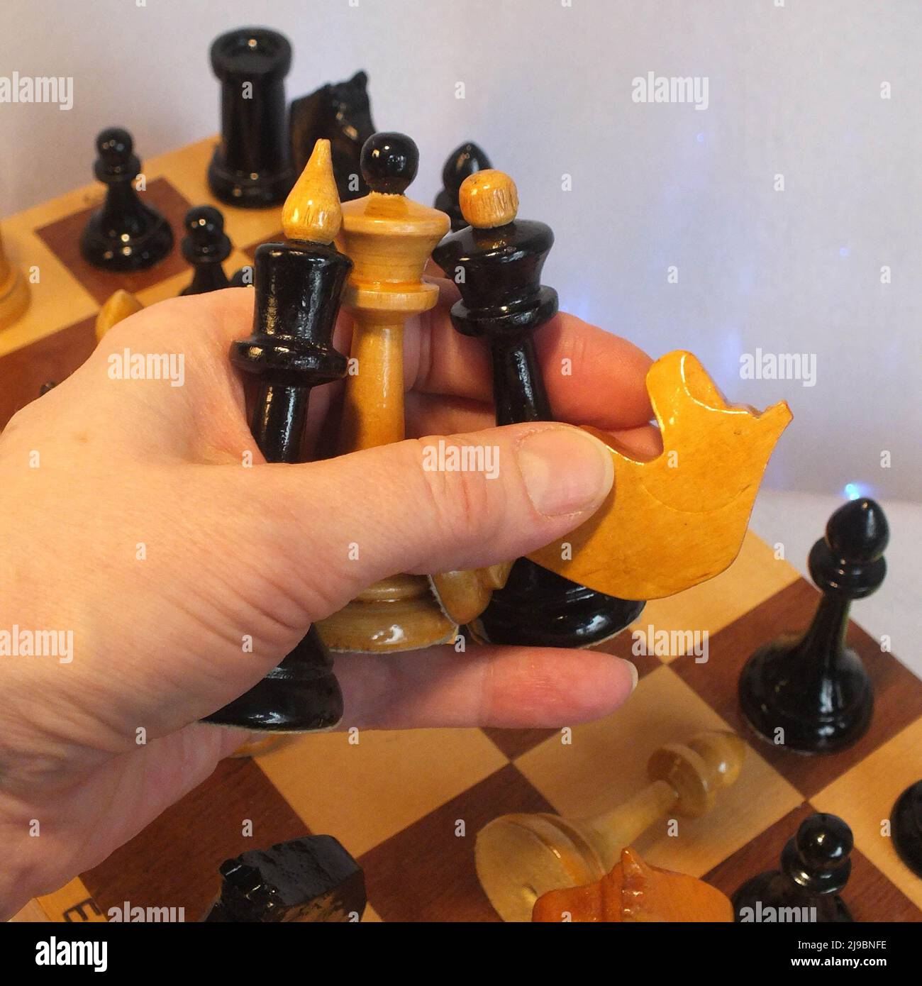 Jeu d'échecs de la Reine Gambit. Vieilles pièces d'échecs en bois. Jeu d'échecs avec planche. Jeu d'échecs russe. Jeu d'échecs rare. Échecs soviétiques anciens. Échecs de l'URSS. Banque D'Images