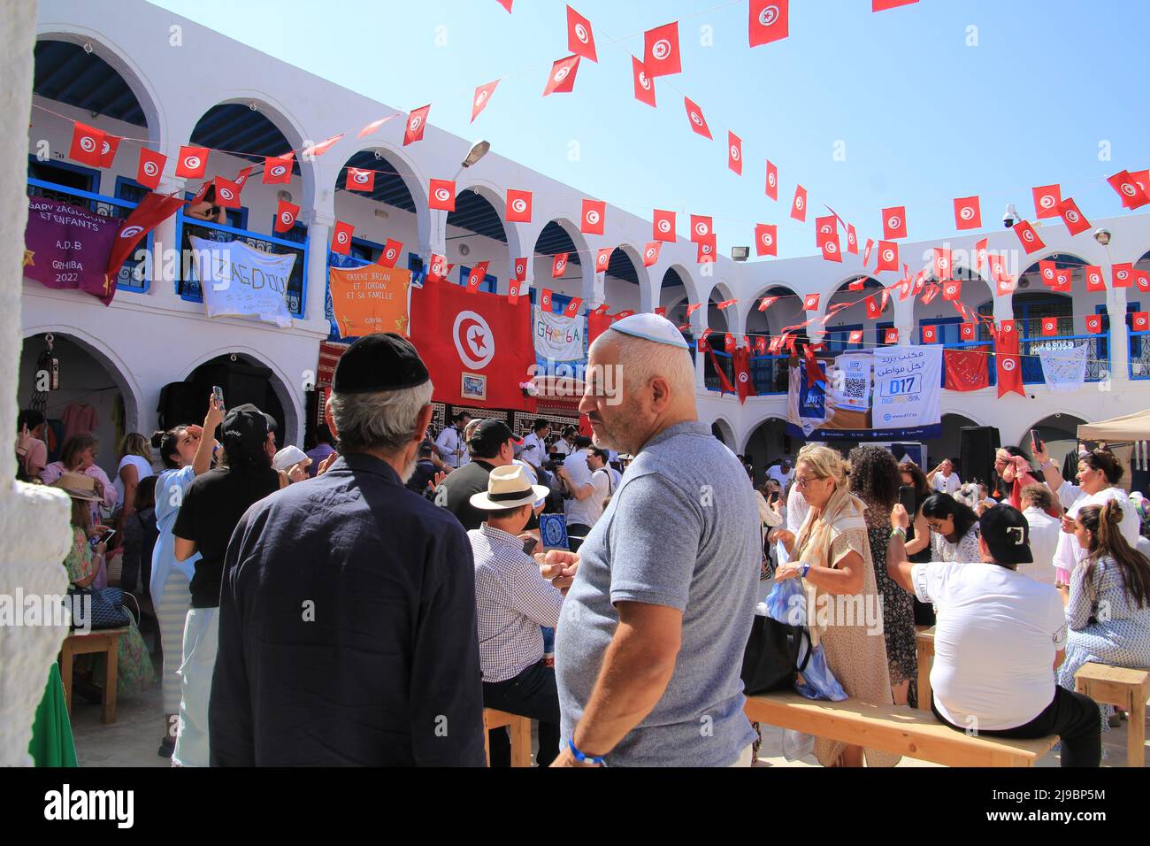 18 Mai 2022, Tunisie, Insel Djerba: Les croyants juifs du monde entier célèbrent le festival de Lag baOmer dans l'ancien caravansérail à côté de la synagogue la Ghriba lors de leur pèlerinage. Selon l'Office du tourisme tunisien, environ 6700 000 pèlerins du monde entier sont venus cette année aux célébrations. Photo : Cindy Riechau/dpa Banque D'Images