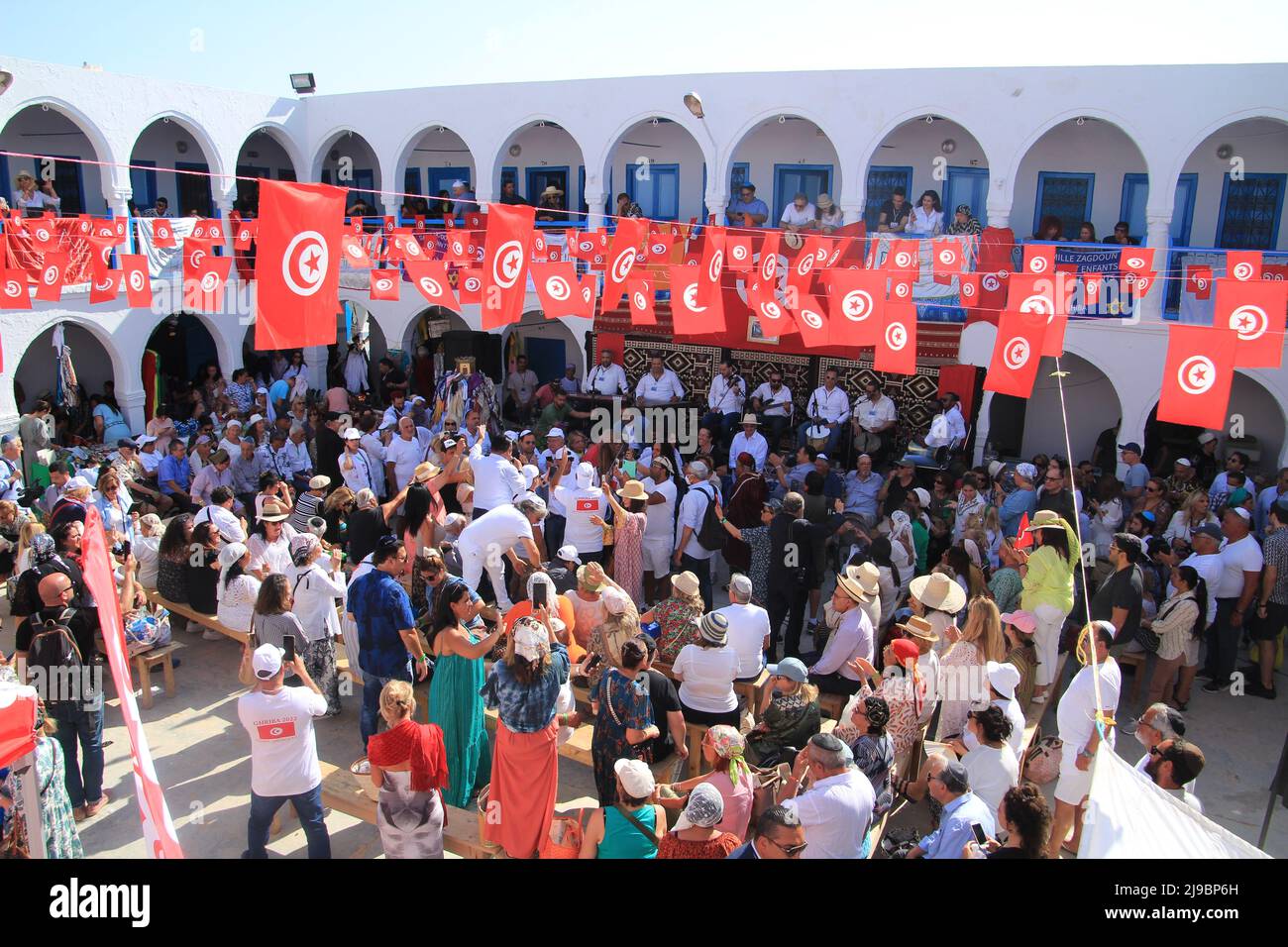 18 Mai 2022, Tunisie, Insel Djerba: Les croyants juifs du monde entier célèbrent le festival de Lag baOmer dans l'ancien caravansérail à côté de la synagogue la Ghriba lors de leur pèlerinage. Selon l'Office du tourisme tunisien, environ 6700 000 pèlerins du monde entier sont venus cette année aux célébrations. Photo : Cindy Riechau/dpa Banque D'Images