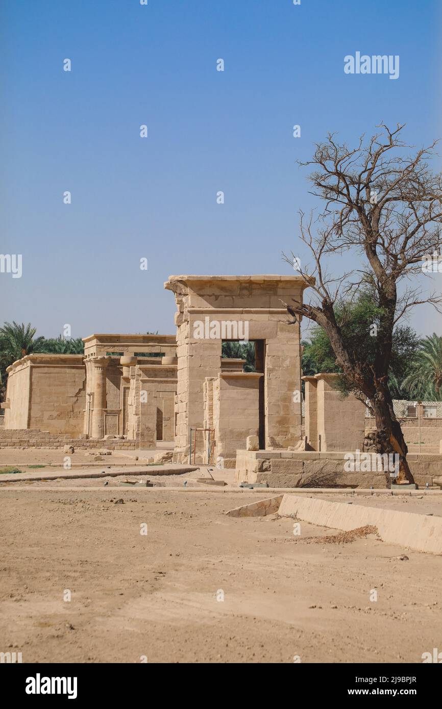 Vue intéressante sur les murs de briques de l'ancien temple persan des ruines de Hibis à l'oasis de Kharga, Egypte Banque D'Images