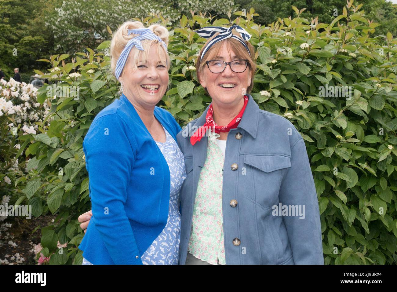 Haworth, West Yorkshire, Royaume-Uni. 22nd mai 2022. Deux femmes en costume d'époque au Haworth 1940s week-end. Le week-end de Haworth 1940s est un événement annuel célébrant le 1940s. Crédit : Paul Thompson/Alay Live News Banque D'Images