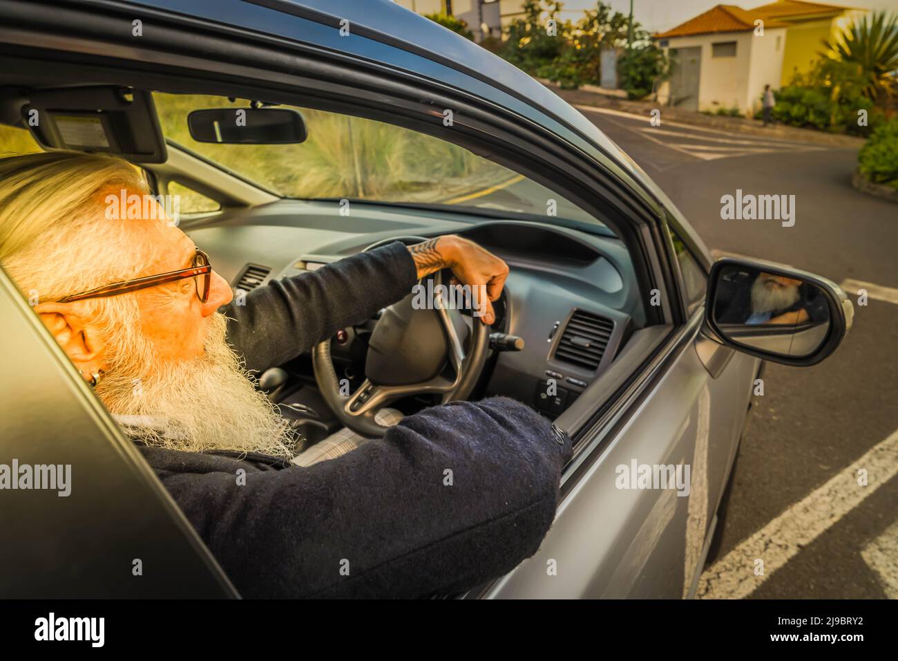 Homme senior en voiture Banque D'Images Homme senior en voiture Banque D'Images