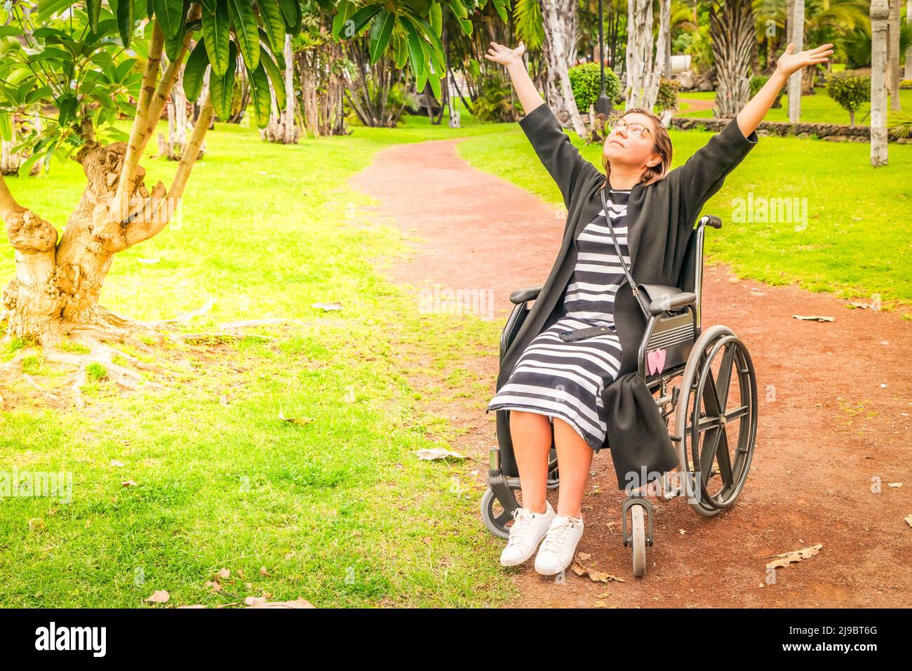 Femme handicapée en fauteuil roulant sur une colline de montagne avec vue Banque D'Images Femme handicapée en fauteuil roulant sur une colline de montagne avec vue Banque D'Images
