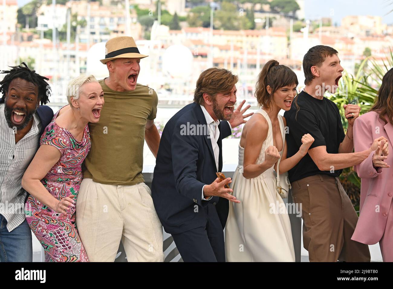 (Deuxième gauche-droite) Vicki Berlin, Woody Harrelson, Ruben Ostlund, Charlbi Dean et Harris Dickinson assistent à une séance photo pour le film Triangle de la tristesse lors du Festival de Cannes en 75th. Date de la photo: Dimanche 22 mai 2022. Banque D'Images