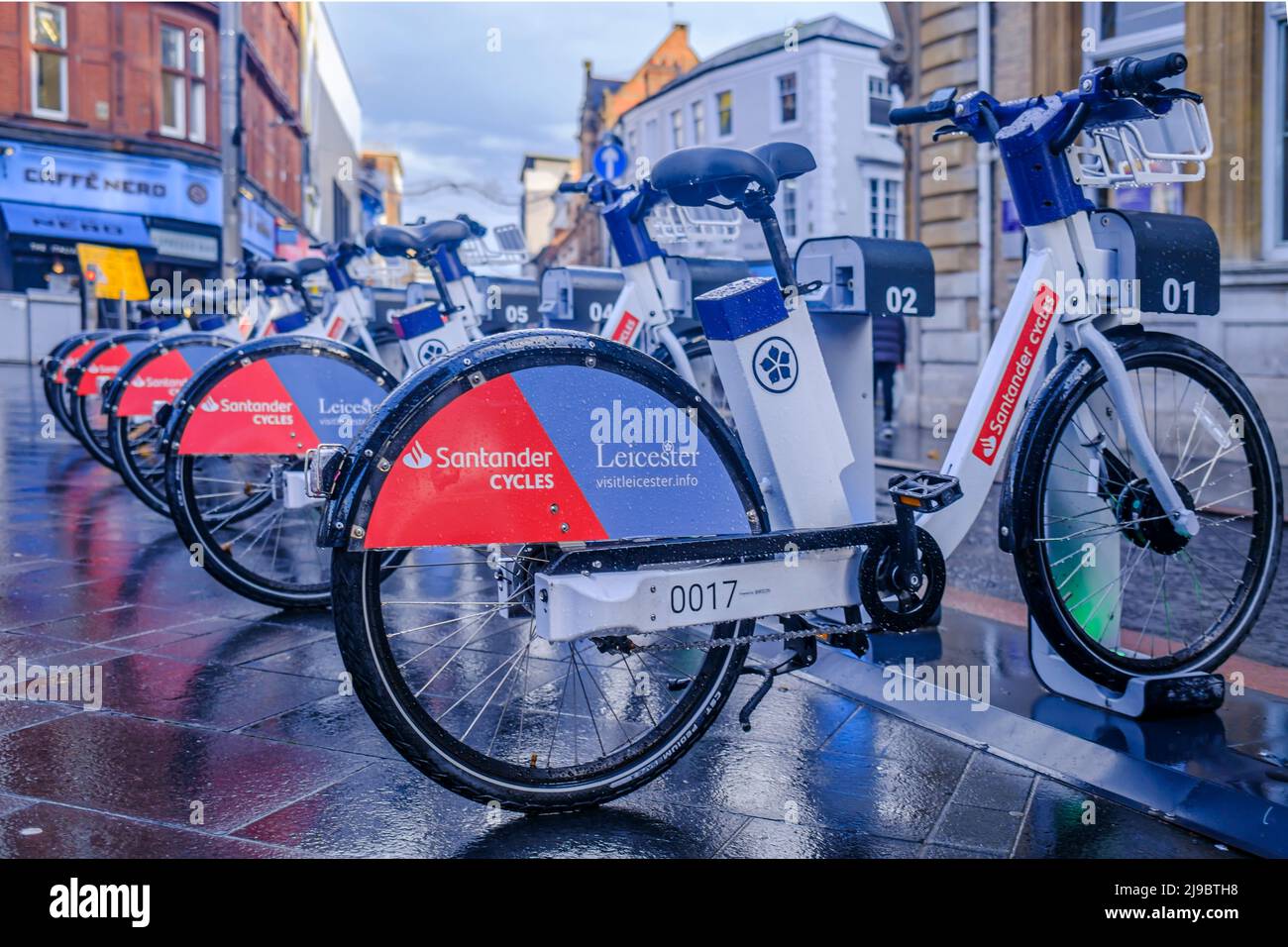 Vélo rack à Leicester pour son nouveau plan innovant de part de vélo électrique. Banque D'Images