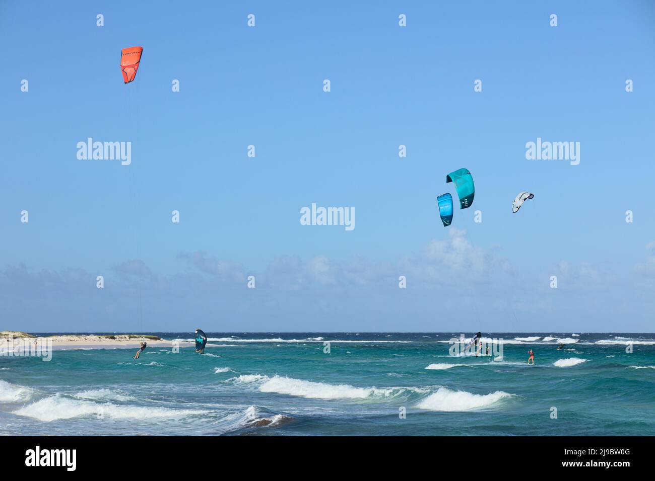 BOCA GRANDI, ARUBA - 17 DÉCEMBRE 2020 : kite et surfeurs à ailes à la plage de Boca Grandi sur la côte sud-est de l'île des Caraïbes d'Aruba Banque D'Images