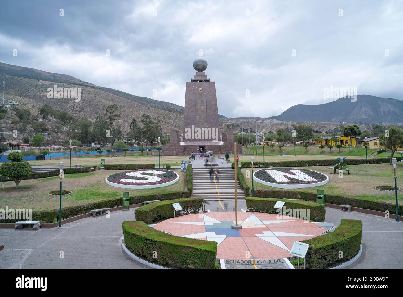 La mitad del Mundo à Quito en Équateur pendant une journée de débordement Banque D'Images