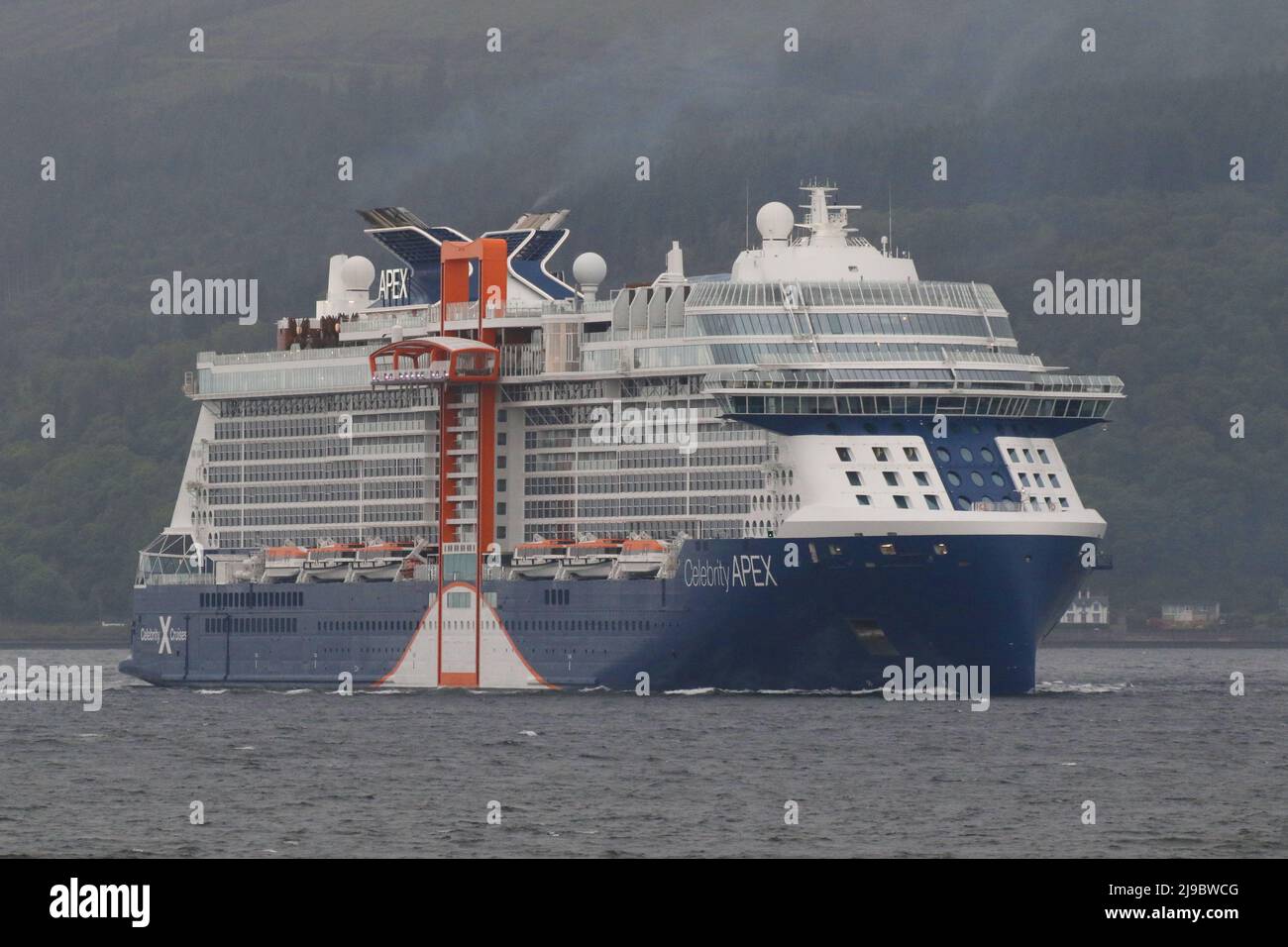 Celebrity Apex, un bateau de croisière de classe Edge exploité par Celebrity Cruises, une filiale du Royal Caribbean Group, passe devant Gourock sur le Firth de Clyde à son arrivée au port voisin de Greenock. Banque D'Images