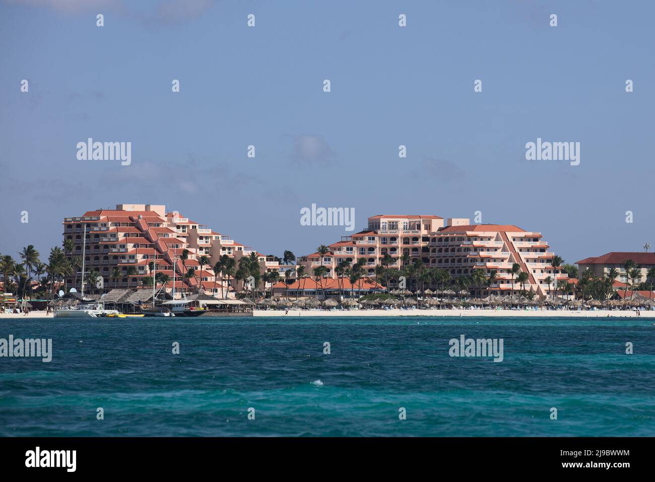 PALM BEACH, ARUBA - 17 OCTOBRE 2021: Vue de la mer de la Playa Linda Beach Resort le long de Palm Beach avec des bateaux d'excursion à la jetée d'Aruba Banque D'Images