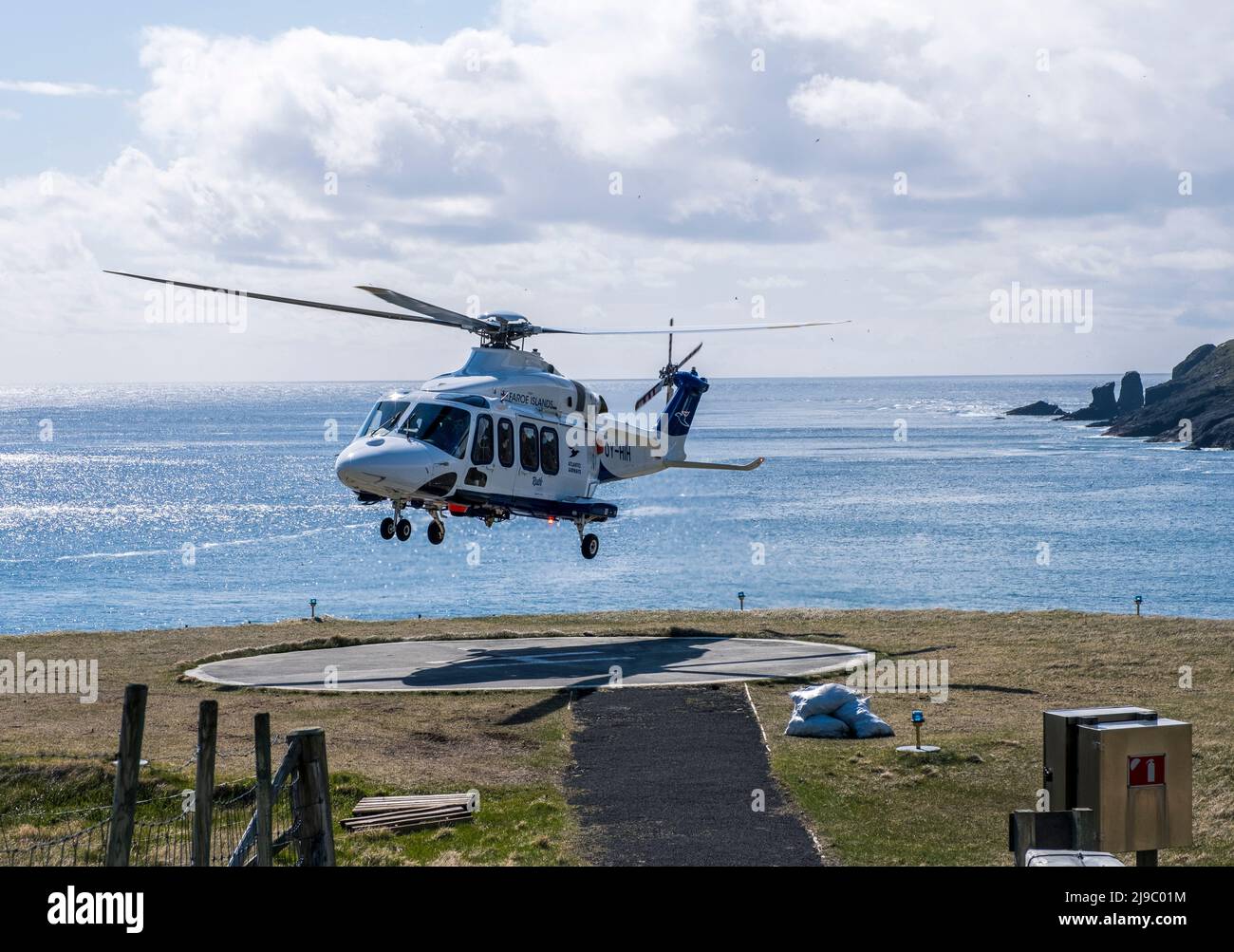 L'hélicoptère est l'un des rares moyens d'accéder à l'île éloignée de Mykines dans les îles Féroé. Banque D'Images