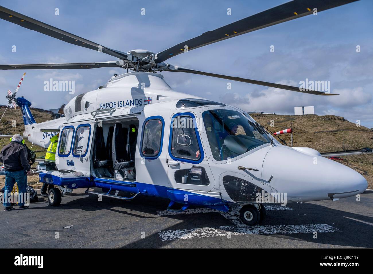 L'hélicoptère est l'un des rares moyens d'accéder à l'île éloignée de Mykines dans les îles Féroé. Banque D'Images